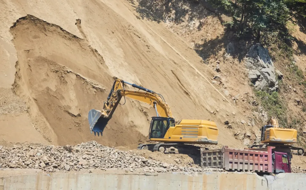 Terrassement de terrain en pente près de Rieupeyroux